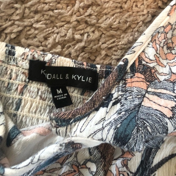 Kendall & Kylie Floral Crop Top - Picture 4 of 7